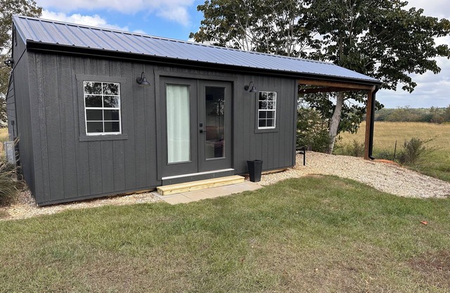 Cozy...The Cottage at Savannah! Perfect for 1-2 people.