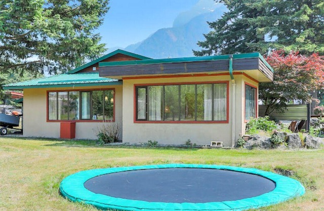 Cozy Three Bedroom House In Hope BC!