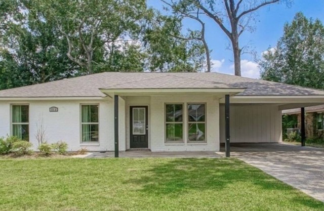Cozy three bedroom two bath minutes away from anything desire in Baton Rouge