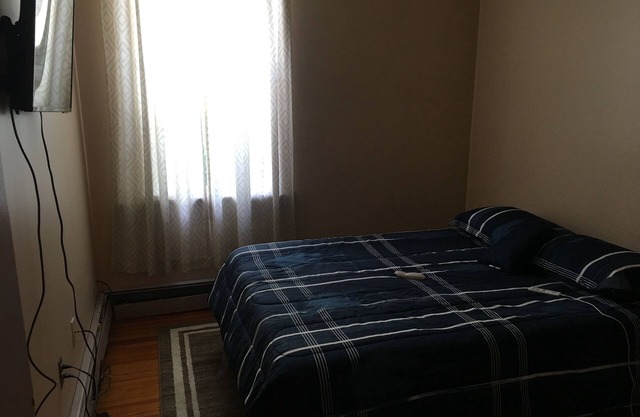 Gemütliche zwei Schlafzimmer, ein Wohnzimmer, ein Bad und eine Küche