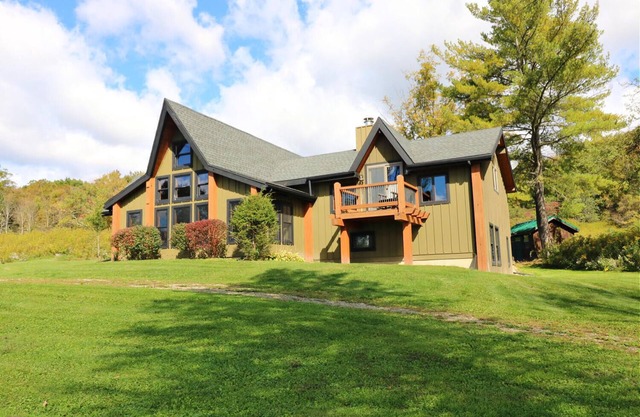 Cozy Timber Frame Home! 5 minutes to Holiday Valley and downtown Ellicottville!