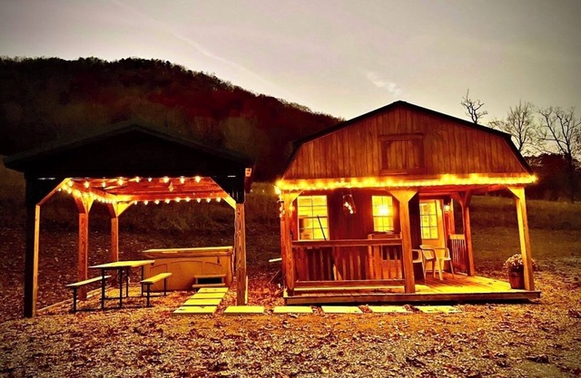 Seneca Rocks Hideaway Tiny Cabin w/ Hot Tub