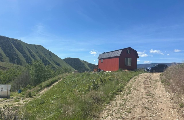 Cozy Tiny Home. 30 mins from Lost Trails Ski Area and 30 mins from Salmon.