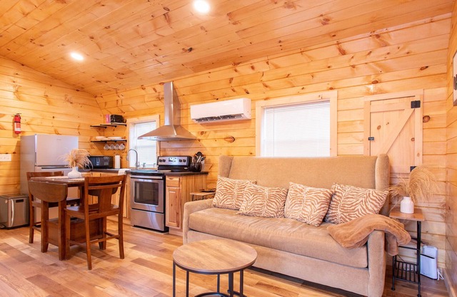 Cozy Tiny Home Near Multiple Marinas & Boat Storage's on Lake Cumberland!