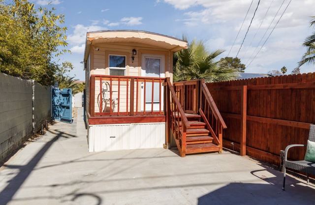 Cozy Tiny House for Two with Private Yard in Paradise