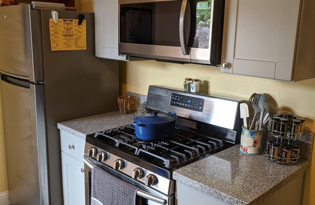 Cozy tiny house near beach, wine, and rocket launches!