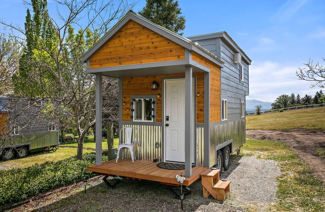 Cozy Tiny House! Small But Mighty ~ Comfy & Gorgeous Location