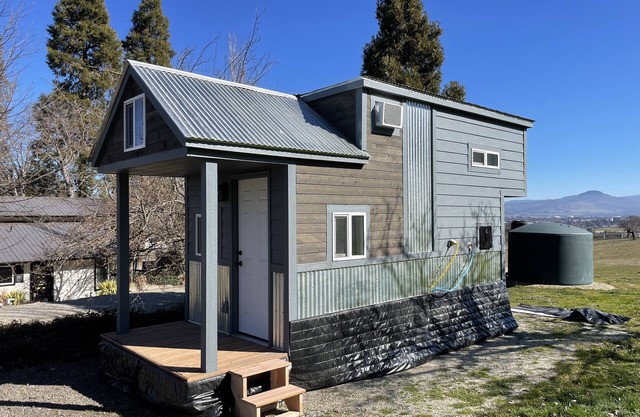 Cozy Tiny House! Small But Mighty ~ Comfy & Gorgeous Location