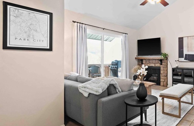 Cozy Top Floor Condo with Mountain Views