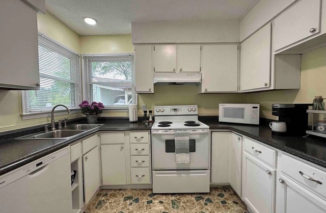 Cozy Town-Home NE Raleigh