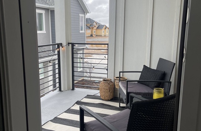 Cozy Townhome/3 Bed /3 Bath /2 Car Garage /BBQ Grill /Firepit/Balcony