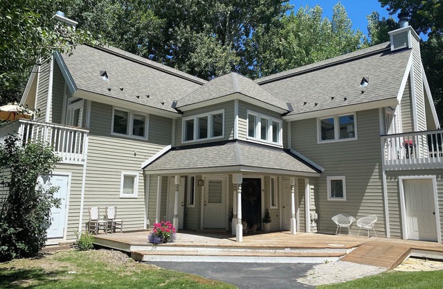 Cozy Townhome , AMAZING West Ketchum Location, Walk to Town and Lifts