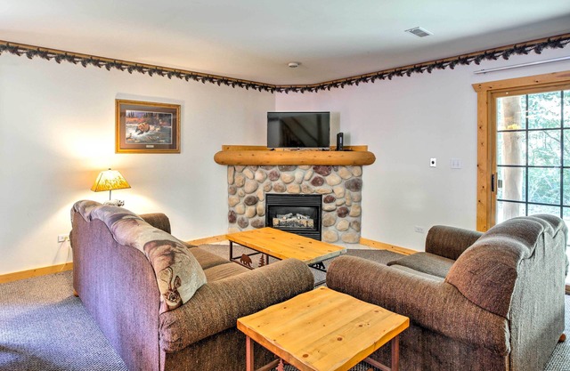 2BR North Utica Townhouse w / 2 Kamine!