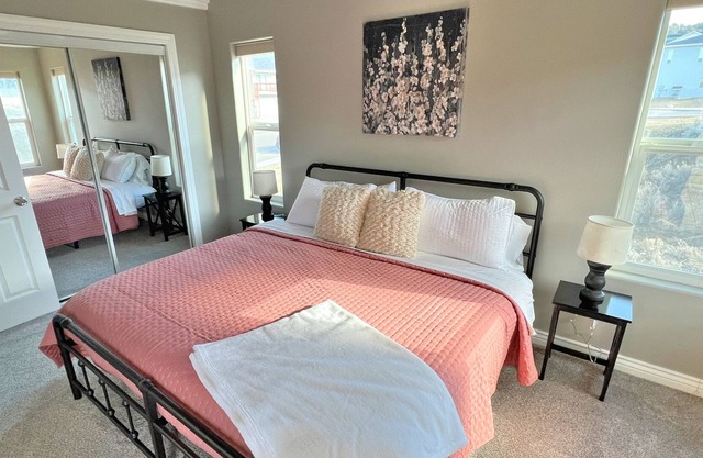 Cozy Townhome - Close to Hospital and ISU