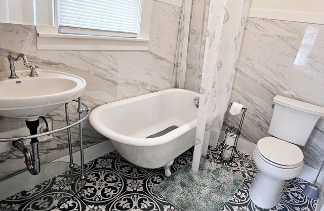 Cozy townhome in delightful Vallejo with WiFi access