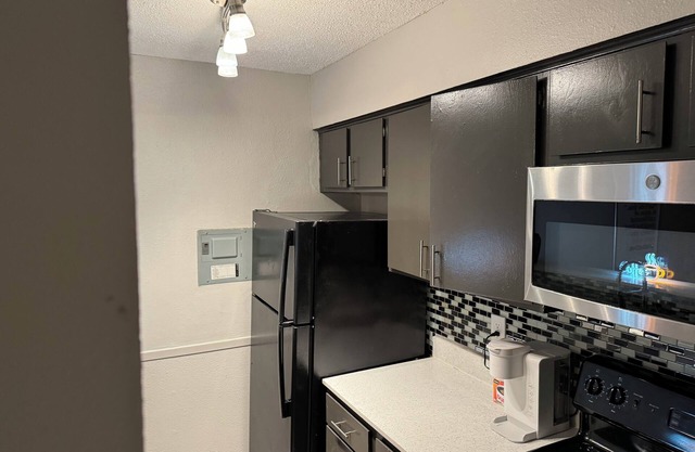 Cozy townhome in welcoming Arlington with fitness room, AC, WiFi
