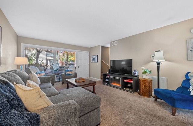 Cozy Townhome! Lake Access, Views & Huge Patio!