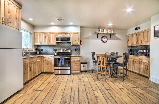 Cozy Townhome Near Dtwn, Hospital and College!