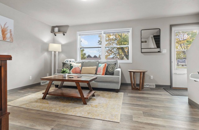Cozy Townhome w/ Garage in Appleton