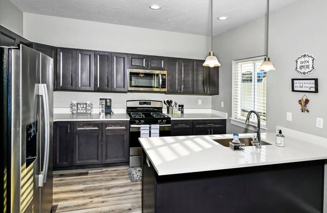 Cozy townhome with easy freeway access