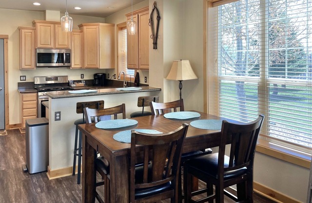 Cozy townhome within walking distance of downtown Ennis.