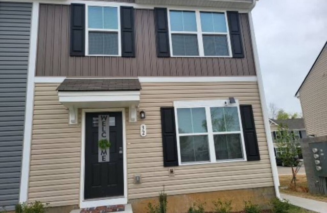 Cozy Townhouse close proximity to Opryland and downtown Nashville!