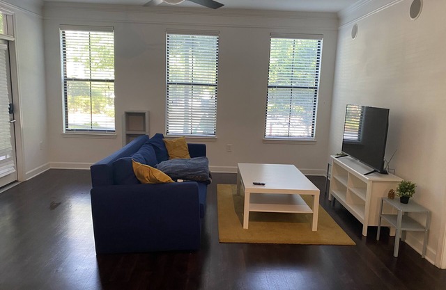 Cozy Townhouse located close to everything!