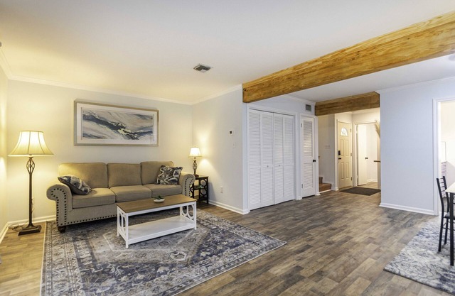 Cozy townhouse minutes from Downtown Lafayette, LA