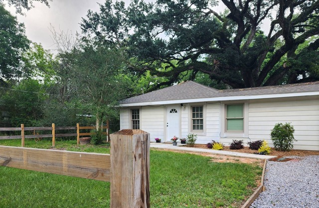 Cozy "Tree House" centrally located, 20 minutes to Perdido or Pensacola Beach!