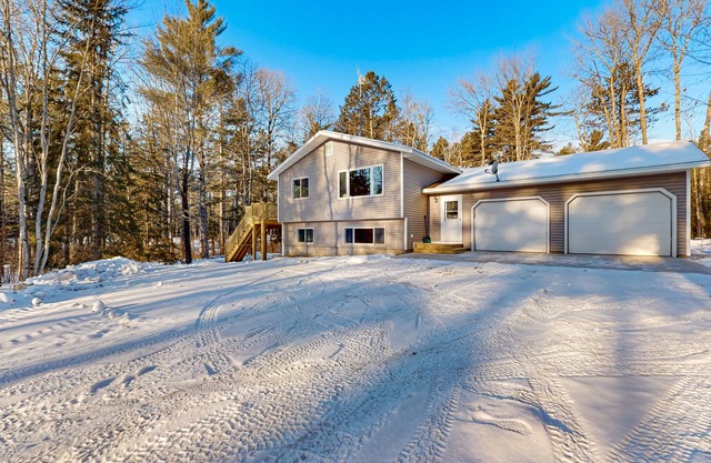 Cozy tree-lined home located near town, lakes, walking & bike trails, w/ firepit