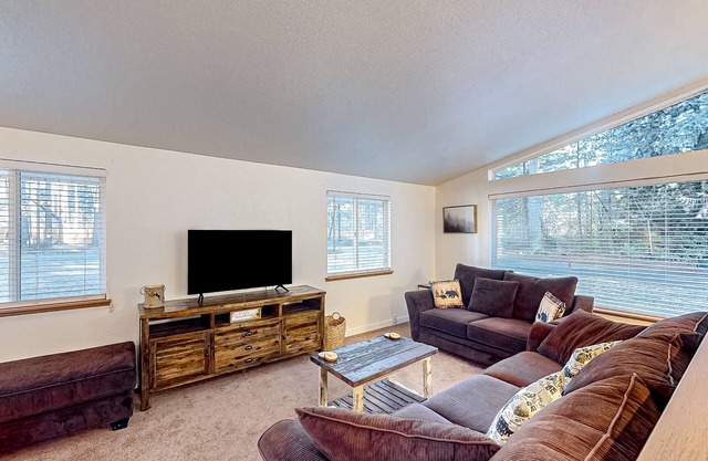 Cozy tree-lined home with patio, grill, washer/dryer, and internet - near hiking