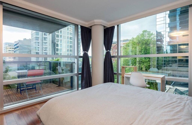 Cozy Treehouse at Burrard (1 Bedroom Condo)