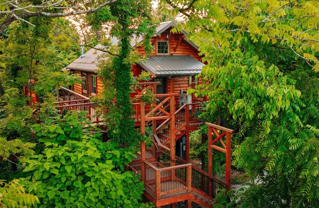 Cozy Treetop Getaway with Hot Tub