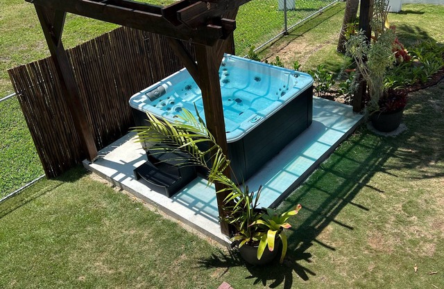 Cozy tropical paradise- 1min from the beach!