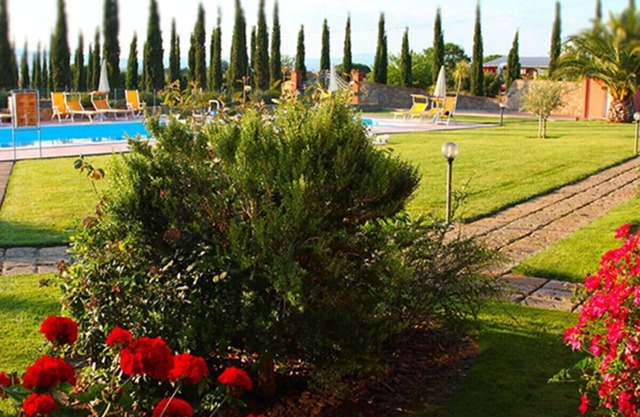 Cozy Tuscan apartment with pool by the sea!