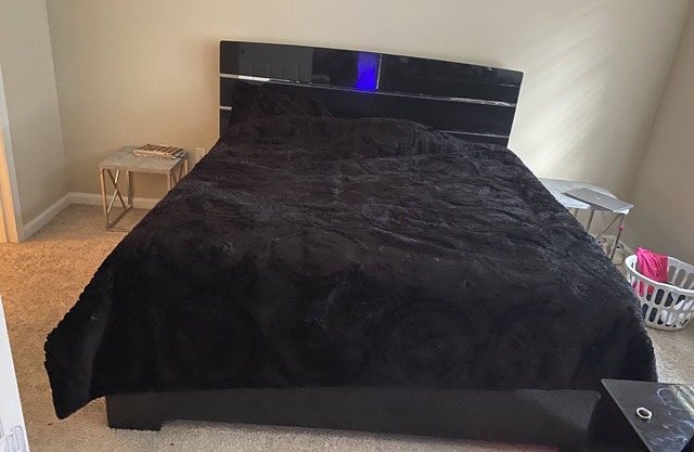 Cozy Two Bedroom Apartment W/ Balcony