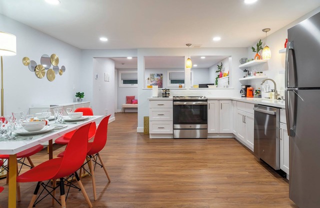 Cozy Two Bedroom Apt - Arboretum/Montlake, UW, Husky Stadium, UWMC, Madison Park