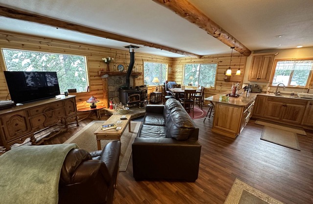 Cozy two bedroom cabin with hearty Firewood Stove/Game Room