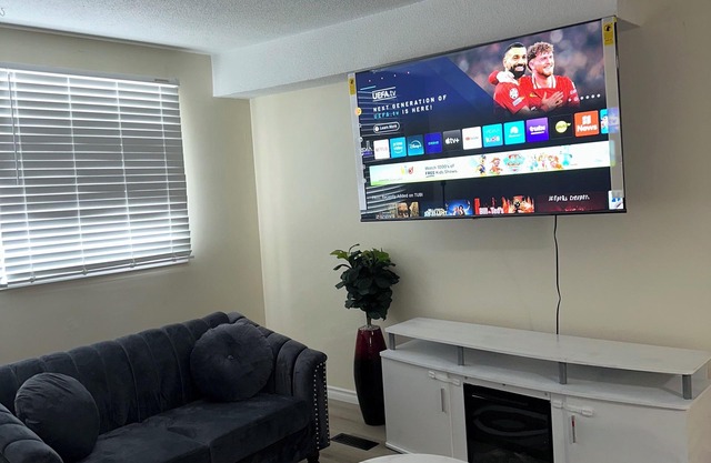 Cozy Two Bedroom Joyful Home Regina. Family Friendly!