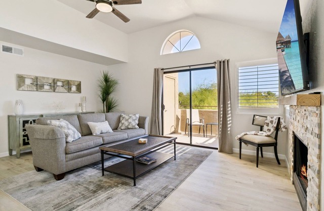 Cozy two-bedroom oasis in Scottsdale with WiFi, heated pool, spas, fitness room