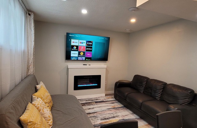 Cozy Two bedroom suite, 10mins from the Airport and major Edmonton Shopping mall