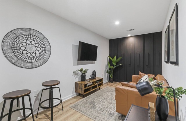 Cozy Unique 1 bed room W/ Free parking