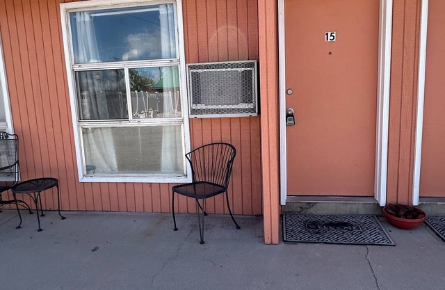 Cozy Unit 14 studio with two queen beds, WiFi and AC in historic Fillmore