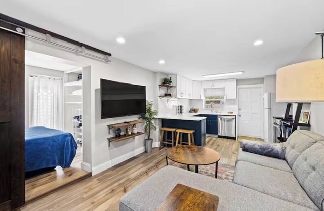 Cozy unit in charming Gulfport halfway between downtown and beach