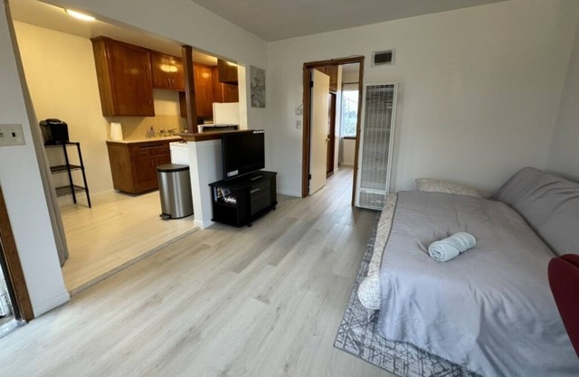 Cozy unit with convenient access to Downtown LA, & central to San Gabriel Valley