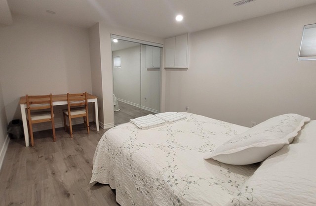 Cozy Unit with Private Kitchen & Bathroom near Seneca / Fairview Mall