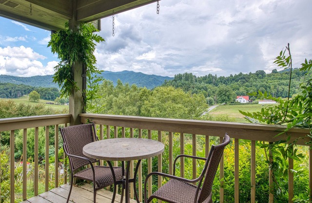 Cozy Up at Getaway At Arabian Point - Waynesville, Canton