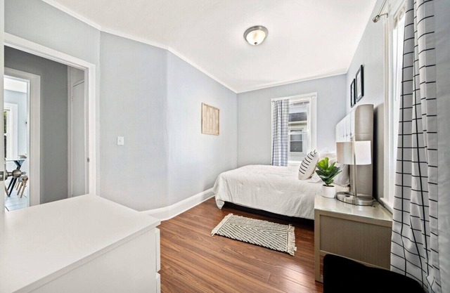 Cozy up in 5BR Apt near charming Oak Square
