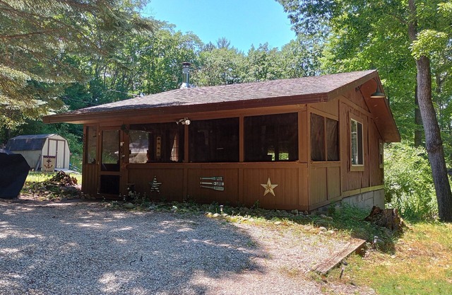 Gemütliche Nordhütte in der Nähe des Sees