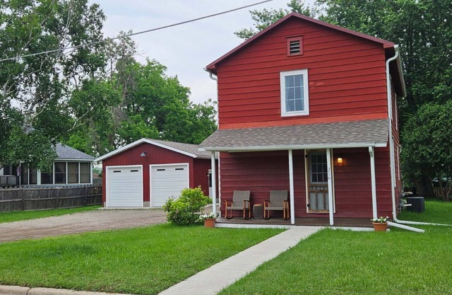Cozy updated 3-bedroom house, pet friendly, wifi, covered porch, firepit & yard!